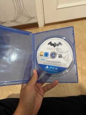 Batman Arkham City PS4 spel - Batman: Return to Arkham Arkham City till PlayStation 4. Perfekt för dig som gillar action och superhjältar.