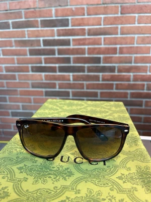 Bruna Ray-Ban solglasögon - Ray-ban boyfriend solglasögon, väldigt bra skick