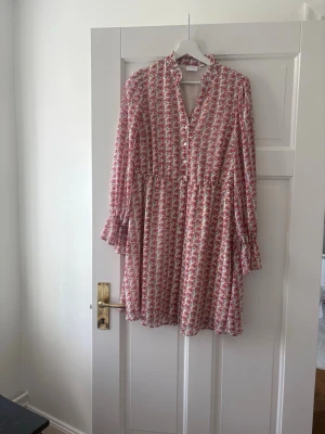 Blommig & somrig jättefin kortklänning ifrån Vila - Väldigt snygg klänning med ett väldigt fint mönster på ifrån märket Vila i storlek 36/S som är perfekt till sommaren och hösten, den är klassisk men ändå unik och är knappt använd och i bra skick🌸Klänningen har väldigt fina ärmar, knappar och detaljer som är så gulliga⭐️ Den har en fin passform, är i bra material, är enkel att styla, passar till många olika tillfällen och är sval/skön👍🏻Skriv om funderingar, lämna gärna omdöme om köpt och priset kan diskuteras😊