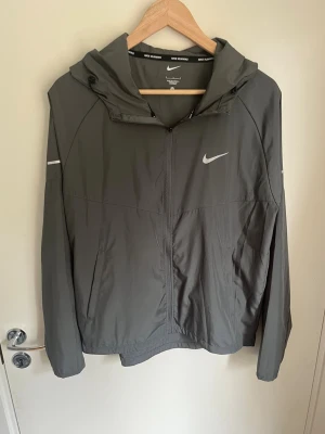 Nike Windbreaker grå - Säljer en jacka från Nike. Aldrig använd utmärkt skick. Storlek S.