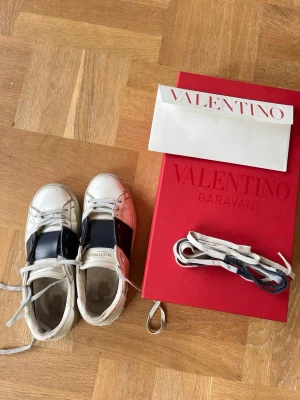 Valentino skor - Såå fina men lite slitna! Kvitto och box medföljer!