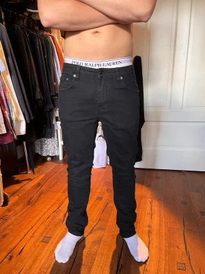 3pack byxor Levis, lager157, weekday - Säljer tre par byxor men det går också att köpa ett par separat om man skulle vilja det. Alla är i storlek 32/32 och i mycket gott skick   