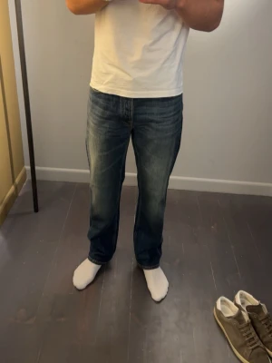 Nudie Jeans - Tja! Säljer nu dessa riktigt feta Nudie Jeans i modellen Rad Rufus ”Sand Storm”. Jeansen är endast använda en gång och därför i nyskick.  Storlek 30/32, modellen är 190cm och väger 78kg. Nypris 1600kr. Hör av dig vid funderingar!