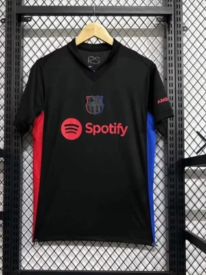 Svart FC Barcelona matchtröja - Snygg svart matchtröja från FC Barcelona med Spotify-logga på bröstet och klubbmärke i svart. Röda och blå sidopaneler ger en klassisk Barça-look. Kortärmad med V-ringning och tryck på både fram- och baksida. Perfekt för fotboll eller streetwear.