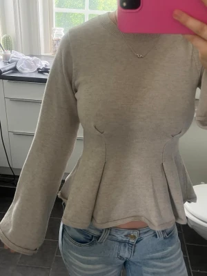 figursydd tröja - super fin och populär tröja ifrån Ginatricot. den är använd men fortfarande i fint skick 🌟