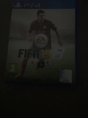 FIFA 15 till PS4 - FIFA 15 till PlayStation 4, ett klassiskt fotbollsspel från EA Sports. Omslaget är blått med en spelare i Barcelona-tröja på framsidan. Spelet levereras i original plastfodral med skiva. Perfekt för dig som gillar sportspel och fotboll.
