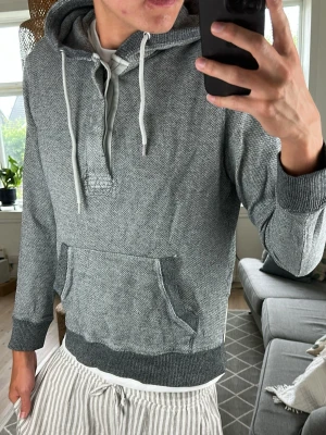 Hoodie grå - Stilren och trendig! Mått: A:43 B:40 C:40 D:60 (cm)  Skriv vid fundering 😇🙌