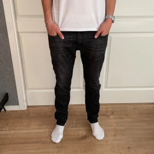 Replay anbass jeans  - Säljer nu mina svarta Replay jeans eftersom att dem inte kommer till användning mer. Modellen på bilden är 186cm lång, väger 70kg och bär storleken 32/32. Jeansens skick är 9.5/10 och har används ett fåtal gånger. Jeansen har inga defekter. Tveka inte på att kontakta oss vid frågor eller funderingar. Pris kan gå ner vid snabb affär 🔥🙌⚜️