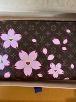 Plånbok monogram  - Superfin plånbok med monogram och murakami körsbärsblommor. röd insida. Aldrig använd 
