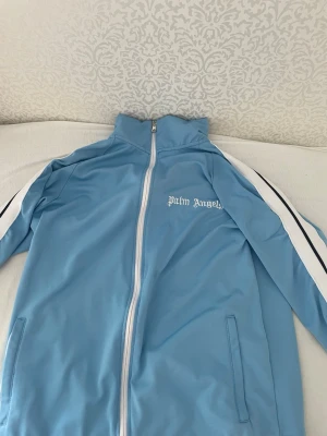 Palm angels kofta  - Säljer en Palm angels kofta ÄKTA säljer den på grund av att den har blivit liten på mig 😁
