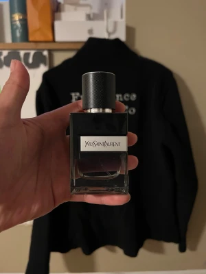 Yves saint Laurent EDP - Hej, säljer nu en YSL EDP, Storlek 60ml som har 49+ml kvar, kommer med lådan och självklart äkta, detta är en refill flaska