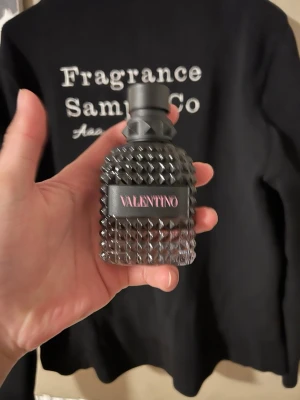 Valentino born in Roma intense EDPT - Hej, säljer nu en Valentina BIR Intense, denna rymmer 50ml och har 45+ kvar, kvitto ska finnas samt låda