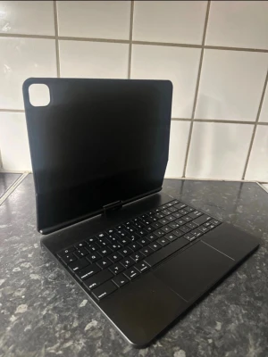 Svart tangentbordsfodral till iPad Pro 11” och iPad Air (4,5) - Säljer ett svart tangentbordsfodral med inbyggd styrplatta, perfekt för att förvandla din surfplatta till en laptop-liknande upplevelse. Fodralet har ett hårt skal och tangentbordet har nordisk layout. 