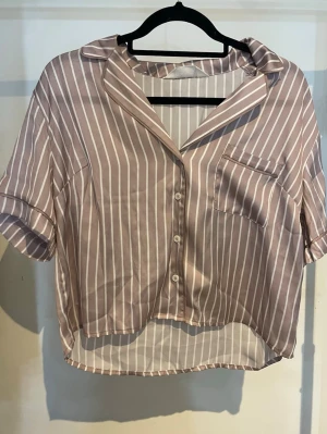 Rosa randig pjamas - En randig pjamas från Primark, storlek S.