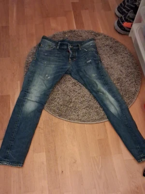 Blå dsquared jeans - Säljer ett par dsqaured jeans. Där jag inte vill ha de längre vill köpa in något nytt