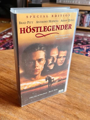 Oöppnad VHS Höstlegender  Special Edition - Säljer en oöppnad VHS-kassett av filmen Höstlegender Special Edition med Brad Pitt, Anthony Hopkins och Aidan Quinn. Kassetten är inplastad med nära mint omslag. Svensk text och originalomslag. Perfekt för samlare av klassiska filmer.