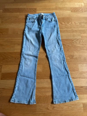 Ljusblåa bootcut jeans - Vanliga och snygga ljusblåa bootcut jeans mid waist från gina tricot young!