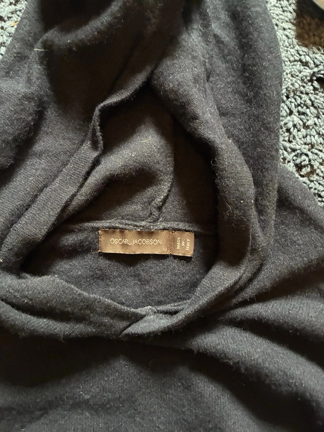 Svart hoodie I mjukt material - 3
