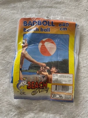 Badboll 40 cm Beach King - Säljer en klassisk badboll från Beach King, 40 cm i diameter. Bollen har färgglada sektioner i rött, vitt, gult och grönt och är tillverkad i plast. Perfekt för strand eller poolhäng med vänner. Levereras i originalförpackning. Finns fler kvar, Samma frakt 
