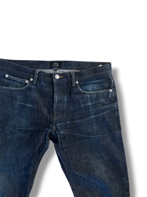 APC selvedge jeans - Ett par riktigt APC selvedge jeans i storleken W33/L34. Lite använda men fortfarande mycket bra skick. Tvättade ett par gånger så några fades börjar komma in. Nypris: 2500kr. Säg till i DMs om du undrar om något!