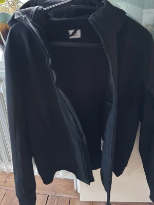 Cp company jacka  - Svart Cp Company jacka perfekt på vår och höst, liten skada på höger ärm men inget märkvärdigt 