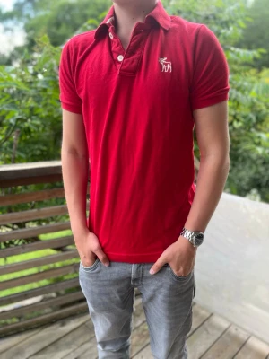 Abercrombie & Fitch Röd pikétröja  - Säljer riktigt snygg piké från Abercrombie & Fitch. Storlek M. Mycket bra skick!