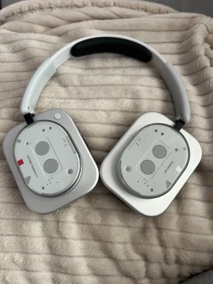 Nothing headphones (1) - Fint skick, funkar utmärkt, lite repor på sidorna men inget som syns mycket. 