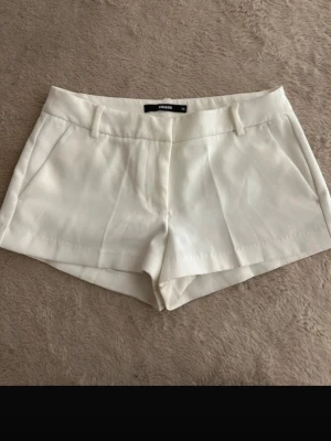 SÖKER  - Söker bikbok shorts Vera ( VIT / SVART) storlek s 36