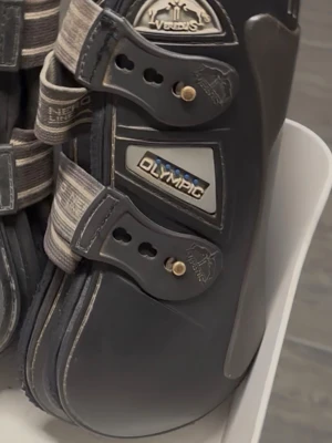 Svarta benskydd Veredus Olympic - Veredus, modell OLYMPIC, Strl M, bra skick, ny pris: ca 2000kr 