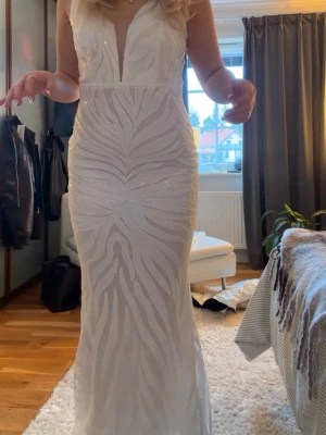 Balklänning  - Jätte fin vit balklänning, nypris 2500, nyskick 