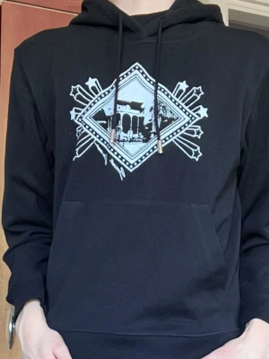 Sällsynt Saint Laurent hoodie  - Tja! Säljer denna archive hoodie från ysl som är väldigt svår att få tag på. Den är i helt nytt skick då den sällan har varit använd. Priset kan absolut diskuteras! 