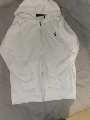 2 stycken Ralph lauren zip up 1 vit & 1 mörkblå - Hej, säljer båda dessa då dem ej passar mig längre. Dem är i ett fint skick fortfarande och tänkte att det är bättre att dem går i användning än att dem slängs. Pris för båda tillsammans ligger på 899. 500 styck om man bara ska köp 1. Kontakta vid frågor 