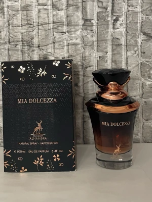 Mia dolcezza Maison alhambra  - Maison Alhambra, Mia Dolcezza. Flaskan rymmer 100 ml och är endast testad.  se bilder för noter, mängd kvar, och produktions datum. . Detta är en blandning av valentino Donna born in Roma ( originalet) valentiono born in Roma (intense) och Prada pradox ( originalet). 