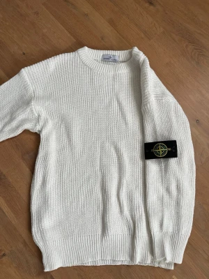 Vit stickad tröja från Stone Island - Säljer denna stickade tröjan från Stone Island! Riktigt bra skick, inte kommit till någon användning så säljer den. Hör av dig vid funderingar