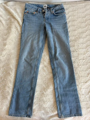 Blå straight jeans - Säljer ett par blå jeans från lager 157 i modellen icon. Mycket fint skick och sparsamt använda så inga defekter. Original priset är runt 300kr. Jag är 155cm för referens och dom är lite lång för mig så man ser vid fötterna. 