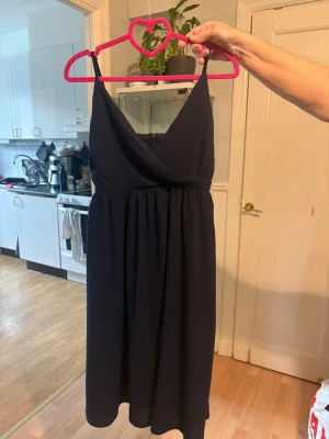 Mörkblå långklänning med smala band - Har använt 2 gånger men känns som ny enligt mig. Om du undrar något annat så är det bara att skriva! 