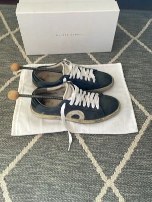 Blå sneakers från Oliver Cabell - As feta sneakers från Oliver cabell!!🔥 Man kan se tecken på användning men dem är fortfarande i bra skick. Putsar man upp sulan lite ser de ut som nya 😁Allt OG medföljer!!!