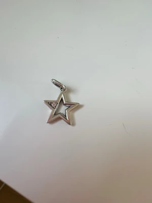 stjärnberlock från Pandora - Silver stjärnberlock från Pandora med diamant ordinarie pris är 349, jag säljer den för 275