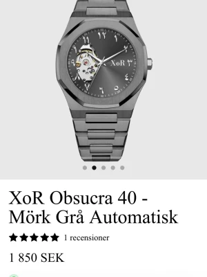 XoR Obsucra 41 mm Automatiskt urverk HELT NY - Snygg svart klocka från XoR watches med stainless steel armband och grå/svart urtavla. Klockan har ett öppet urverk som syns genom urtavlan och arabiska siffror i en unik design. Skickas med XoR original box.
