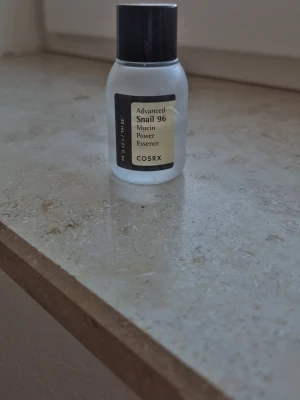 COSRX Advanced Snail 96 Mucin Essence - En liten snigelslem burk med cirka 50% kvar av den så cirka 15 ml kvar då hela är 30ml! Ger väldigt bra glow och återfuktning + man behöver inte mycket produkt så den håller länge!! 