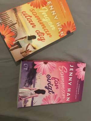 Jenny Han Sommarsvit, 2 böcker - Två skönlitterära böcker av Jenny Han: 'Ingen sommar utan dig' och 'Sommar för evigt'. Pocketböcker med färgstarka omslag i orange, rosa och lila toner, dekorerade med stora blommor och strandmotiv. Perfekt för dig som gillar romantik och sommarkänsla.
