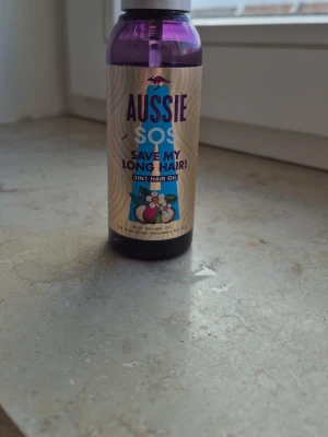 Aussie SOS 3in1 Hair Oil - Hårbollar som hjälper till att vårda tort eller slitet hår och vårdar från djupet! Den är så bra och luktar jätte gott men säljer då jag har jätte många hårprodukter! Den har cirka 75% kvar men är i jätte bra skick! Man kan ha efter duschen, torrt/blött hår men speciellt när du har som mäst slitet hår/ eller bara vill ha en god doftande hårolja ! Säljer för 15 kr!!