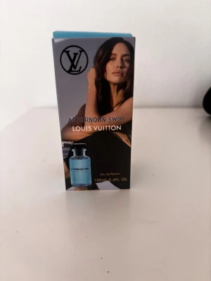 Louis Vuitton Afternoon Swim parfym - Louis Vuitton Afternoon Swim Eau de Parfum i en snygg blå förpackning med vågdesign. Flaskan rymmer 100 ml och har en modern, stilren look. Perfekt för dig som gillar exklusiva dofter och vill ha något som sticker ut i badrumshyllan.