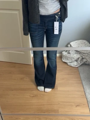Mörkblå bootcut jeans med fickor - Säljer ett par mörkblå bootcut jeans från ginatricot🩷