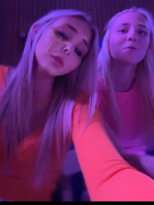 Orange crop top med twist framtill - Trendig orange långärmad crop top med twistad detalj framtill och djup urringning. Stretchigt material som sitter tajt och framhäver midjan. Perfekt för att sticka ut för neon fest. ( priset kan diskuteras 💕)