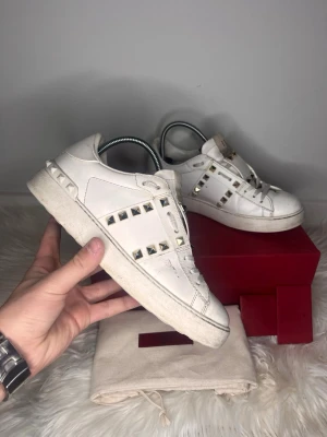 Valentino open - Opens !! | Säljer dessa supersnygga valentino opens💫 | Skorna är i strl 37,5 och är i 8/10 skick samt sparsamt använda förutom lite småsaker 🌟| Dustbag och kort medföljer! | Nypris - ca 5000  sek | Pris kan diskuteras vid snabb affär!! 💸 | För flera bilder eller frågor så är det bara att kontakta mig, skriv gärna till mig innan ni köper!📩