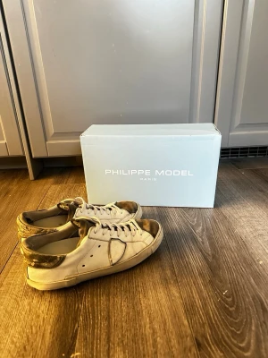 Philippe Model sneakers  - Säljer ett par Philippe Model sneakers . Skorna har en platt sula med tydlig logga undertill . Perfekta för dig som gillar stilrena och klassiska sneakers med en cool vibe.men ganska slitna på visa ställen se bilder. Köpte dem nya för 340€ alltså typ 3650kr