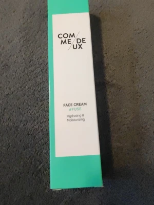 Comme Deux Face Cream #Fuse - Hydrerande och återfuktande ansiktskräm från Comme Deux i en stilren turkos och vit förpackning. Perfekt för dig som vill boosta huden med fukt och få en fräsch känsla. Passar alla hudtyper och är enkel att använda i din dagliga hudvårdsrutin.
