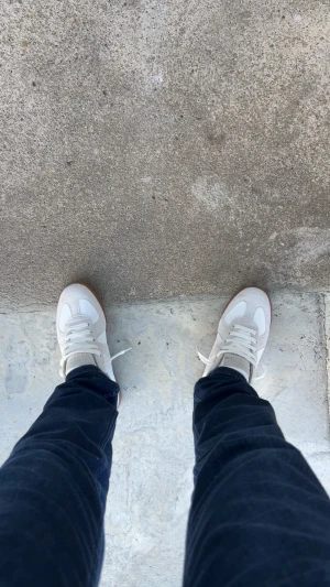 Vita gats - Säljer dessa vita gats då det inte passar mig. Använd 1 skoldag. Får bara med skor