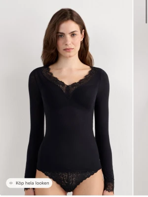 Intimissimi Ultralight lång blus i modalkashmir och spets - Säljer min jättesöta blus ifrån Intimissimi, köpt i Stockholm 2024, endast använts 2 ggr sedan dess så absolut inga tecken på användning. Storlek S, köptes för 489kr 💞skriv privat för egna bilder! 🤩